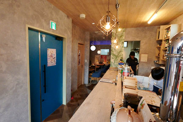 シャンデリアに螺旋階段も◎写真映え抜群のおしゃれな店内
